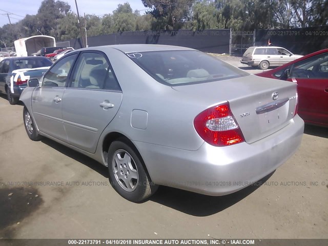 4T1BF32K32U015414 - 2002 TOYOTA CAMRY LE/XLE/SE SILVER photo 3