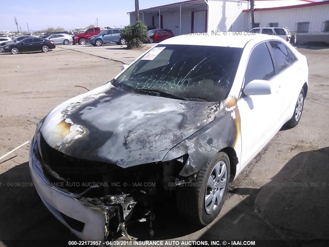 4T1BF3EK2BU618897 - 2011 TOYOTA CAMRY SE/LE/XLE WHITE photo 2