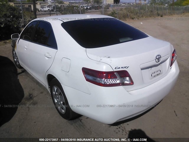 4T1BF3EK2BU618897 - 2011 TOYOTA CAMRY SE/LE/XLE WHITE photo 3