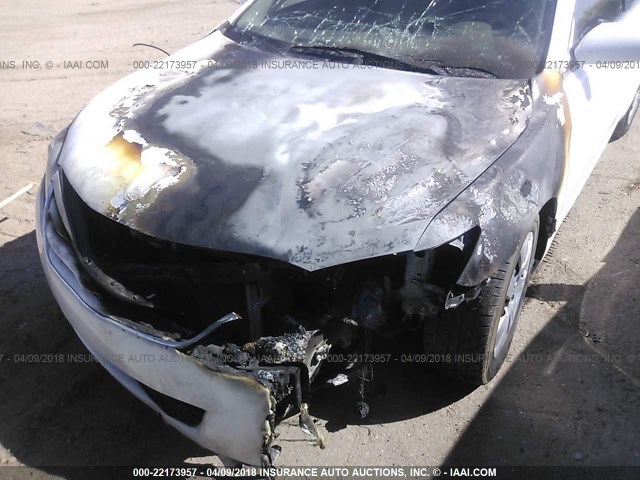 4T1BF3EK2BU618897 - 2011 TOYOTA CAMRY SE/LE/XLE WHITE photo 6