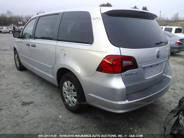 2V4RW4D15AR296453 - 2010 VOLKSWAGEN ROUTAN S SILVER photo 3