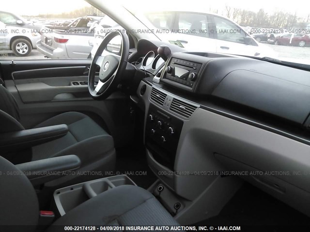 2V4RW4D15AR296453 - 2010 VOLKSWAGEN ROUTAN S SILVER photo 5