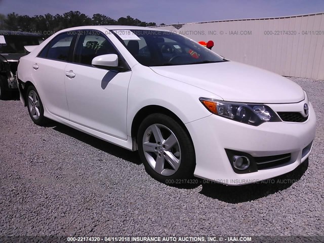 4T1BF1FK0EU743825 - 2014 TOYOTA CAMRY L/SE/LE/XLE 白色 照片 1