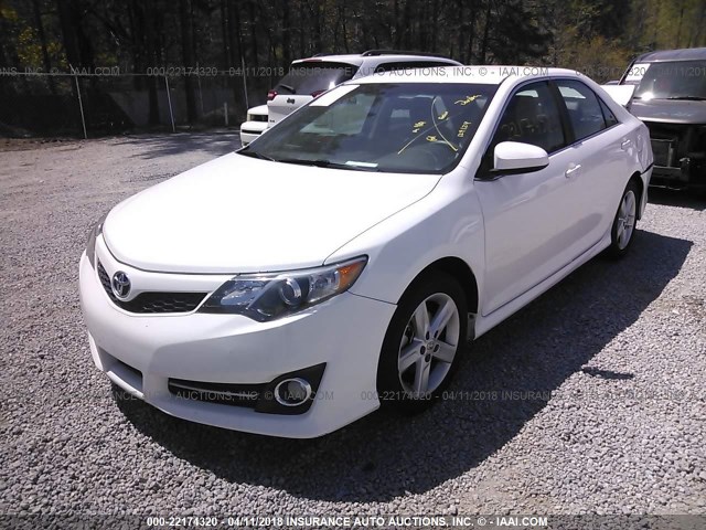 4T1BF1FK0EU743825 - 2014 TOYOTA CAMRY L/SE/LE/XLE WHITE photo 2