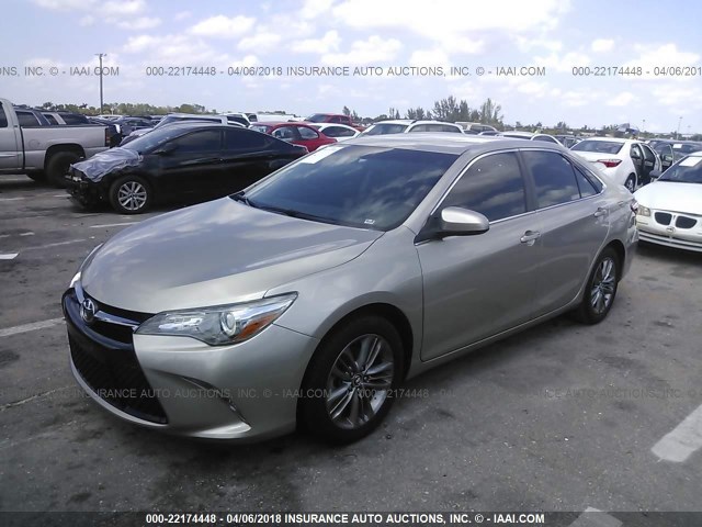 4T1BF1FK5FU024281 - 2015 TOYOTA CAMRY LE/XLE/SE/XSE Gold Foto 2