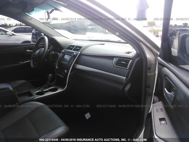 4T1BF1FK5FU024281 - 2015 TOYOTA CAMRY LE/XLE/SE/XSE Gold Foto 5