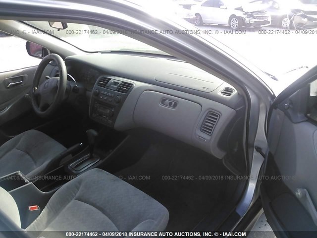 1HGCF86671A090895 - 2001 HONDA ACCORD VALUE SILVER photo 5