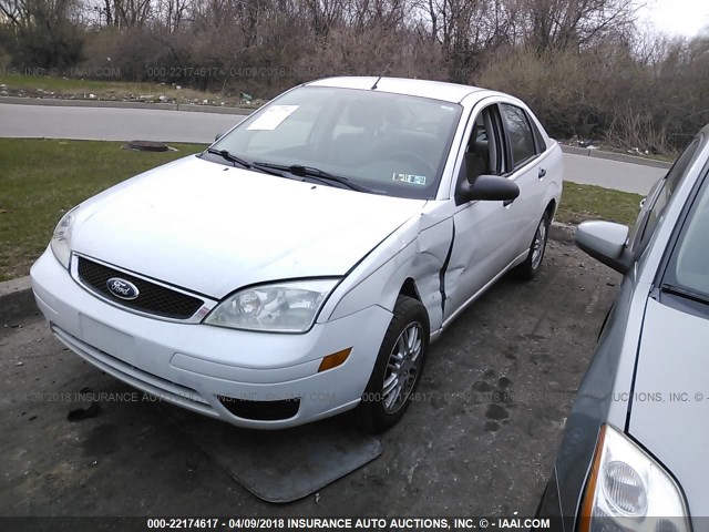 1FAHP34N87W217752 - 2007 FORD FOCUS ZX4/S/SE/SES WHITE photo 2