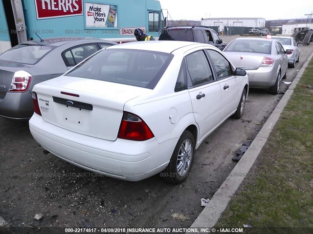 1FAHP34N87W217752 - 2007 FORD FOCUS ZX4/S/SE/SES 白色 照片 4
