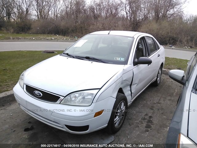 1FAHP34N87W217752 - 2007 FORD FOCUS ZX4/S/SE/SES WHITE photo 6