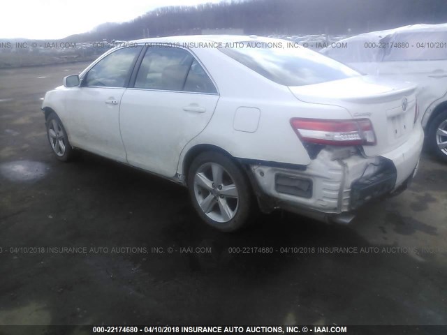 4T1BF3EK5BU592621 - 2011 TOYOTA CAMRY SE/LE/XLE WHITE photo 3