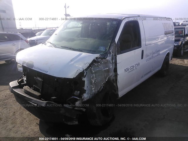 1GTGG25V471185572 - 2007 GMC SAVANA G2500 WHITE photo 2