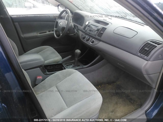 4T1BF32K14U082046 - 2004 TOYOTA CAMRY LE/XLE/SE მუქი ლურჯი ფოტო 5