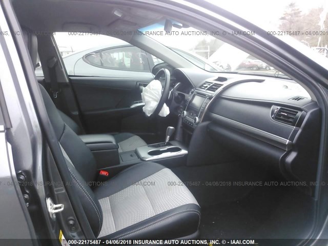 4T1BF1FK4EU408700 - 2014 TOYOTA CAMRY L/SE/LE/XLE 灰色 照片 5