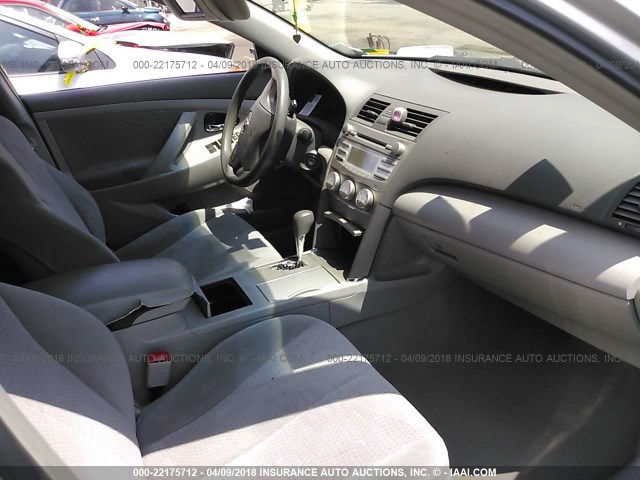 4T1BF3EK3BU600375 - 2011 TOYOTA CAMRY SE/LE/XLE SILVER photo 5