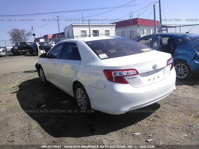 4T1BF1FKXCU115722 - 2012 TOYOTA CAMRY SE/LE/XLE WHITE photo 3