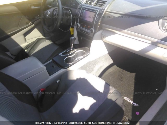 4T1BF1FKXCU115722 - 2012 TOYOTA CAMRY SE/LE/XLE WHITE photo 5