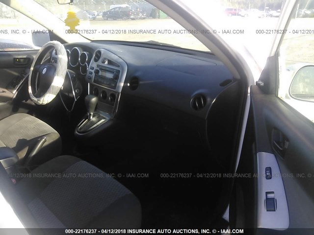 2T1KR32E88C702416 - 2008 TOYOTA COROLLA MATRIX XR WHITE photo 5