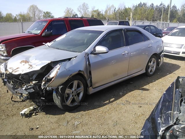 4T1BF1FK0EU855122 - 2014 TOYOTA CAMRY L/SE/LE/XLE 银色 照片 2