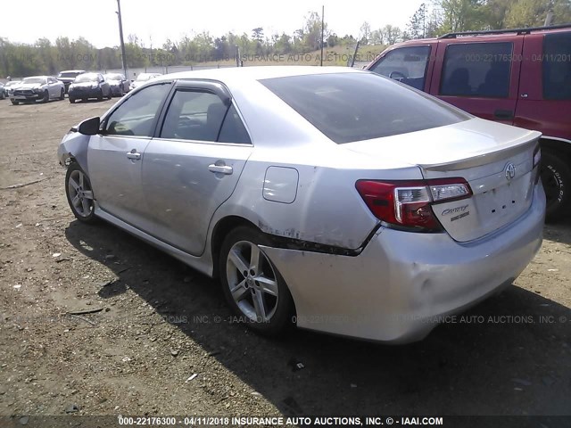 4T1BF1FK0EU855122 - 2014 TOYOTA CAMRY L/SE/LE/XLE SILVER photo 3