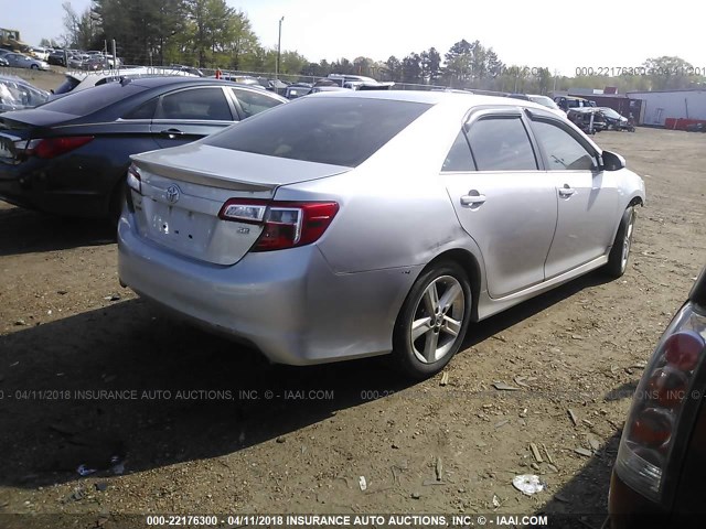 4T1BF1FK0EU855122 - 2014 TOYOTA CAMRY L/SE/LE/XLE 银色 照片 4