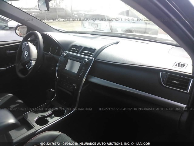 4T1BF1FK0HU804613 - 2017 TOYOTA CAMRY LE/XLE/SE/XSE BLACK photo 5