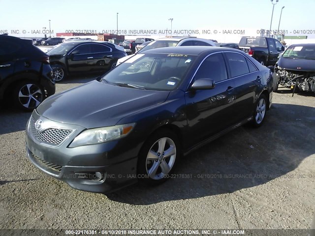 4T1BF3EK4BU727510 - 2011 TOYOTA CAMRY SE/LE/XLE GRAY photo 2