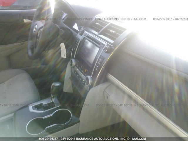 4T4BF1FK9ER414661 - 2014 TOYOTA CAMRY L/SE/LE/XLE ნაცრისფერი ფოტო 5