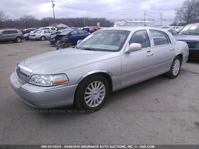 1LNHM83W44Y647283 - 2004 LINCOLN TOWN CAR ULTIMATE SILVER photo 2