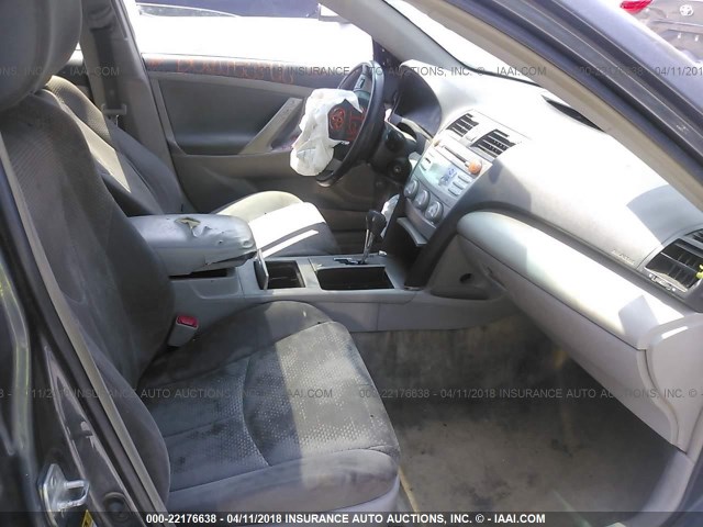 4T1BF3EK0BU210589 - 2011 TOYOTA CAMRY SE/LE/XLE GRAY photo 5