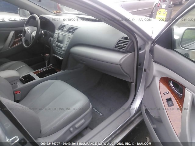 4T1BK3EK7BU630717 - 2011 TOYOTA CAMRY SE/LE/XLE Күміс фото 5
