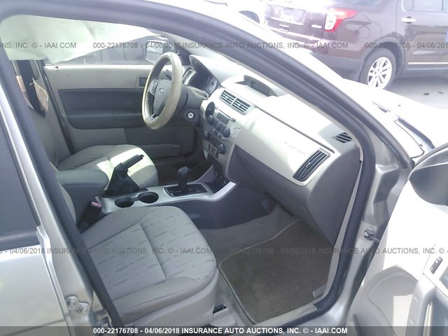 1FAHP35N68W252757 - 2008 FORD FOCUS SE/SEL/SES GRAY photo 5