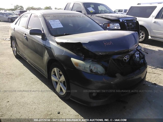 4T1BF3EK1AU575071 - 2010 TOYOTA CAMRY SE/LE/XLE 灰色 照片 1