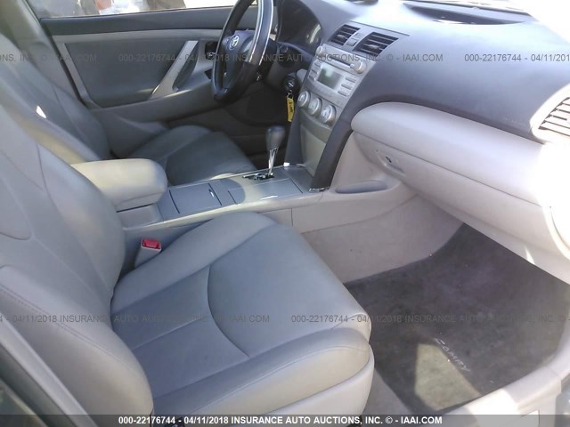 4T1BF3EK1AU575071 - 2010 TOYOTA CAMRY SE/LE/XLE 灰色 照片 5