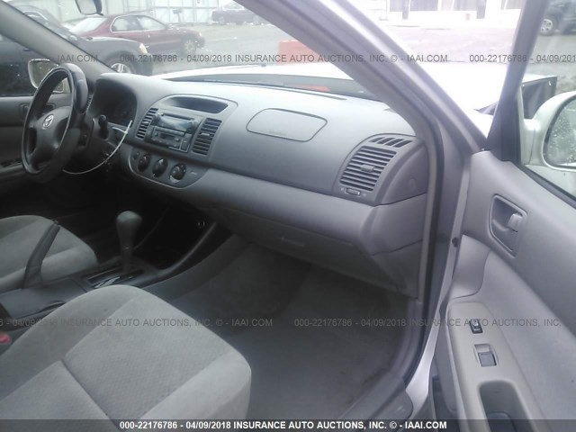 4T1BF32K34U076118 - 2004 TOYOTA CAMRY LE/XLE/SE 银色 照片 5