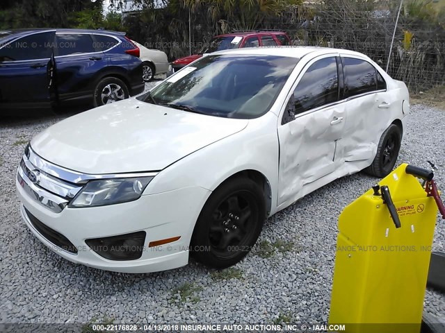 3FAHP0HA0BR156592 - 2011 FORD FUSION SE WHITE photo 2