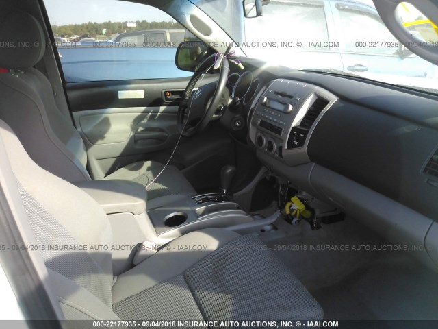 5TETU62N45Z056253 - 2005 TOYOTA TACOMA PRERUNNER ACCESS CAB WHITE photo 5
