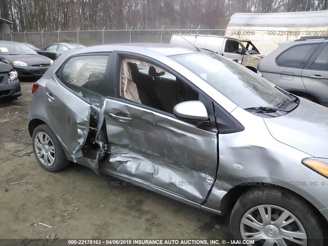 JM1DE1KY2E0184652 - 2014 MAZDA MAZDA2 SPORT SILVER photo 6