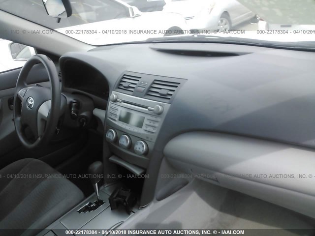 4T1BF3EK4BU725420 - 2011 TOYOTA CAMRY SE/LE/XLE WHITE photo 5