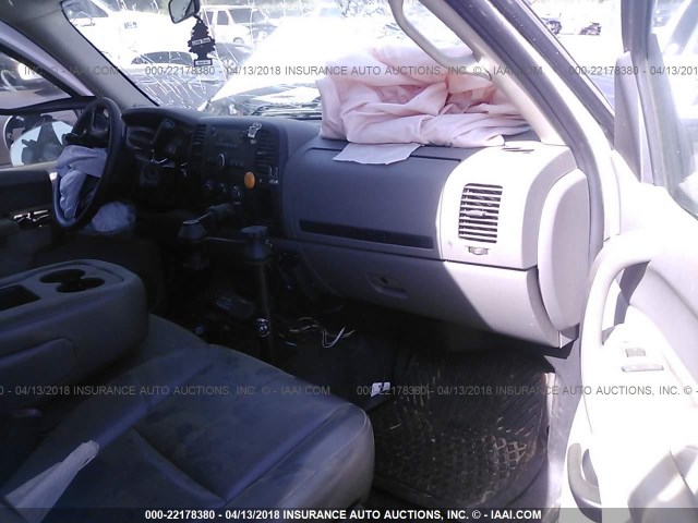1GC2KVCG9BZ350251 - 2011 CHEVROLET SILVERADO K2500 HEAVY DUTY WHITE photo 5