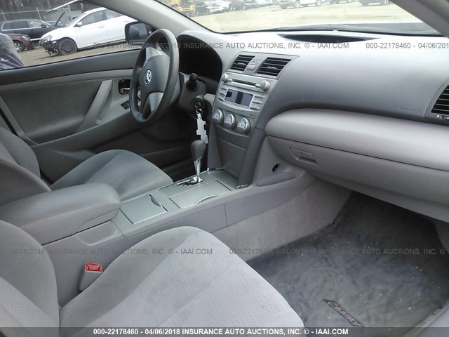 4T1BF3EK2BU190670 - 2011 TOYOTA CAMRY SE/LE/XLE GRAY photo 5