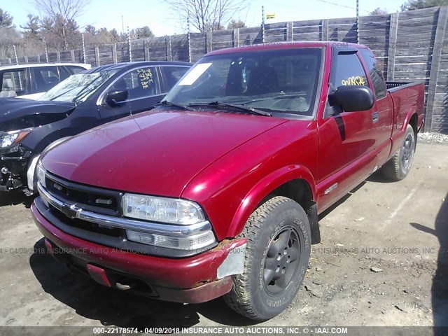 1GCDT19W818192938 - 2001 CHEVROLET S TRUCK S10 RED photo 2