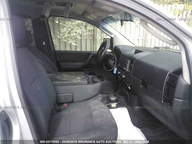 1N6BA06C58N342188 - 2008 NISSAN TITAN XE/SE/LE/PRO-4X SILVER photo 5