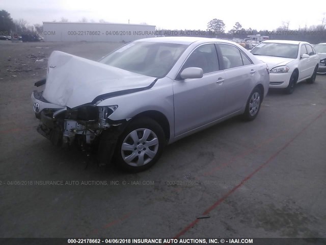 4T1BF3EK1AU018130 - 2010 TOYOTA CAMRY SE/LE/XLE ვერცხლისფერი ფოტო 2