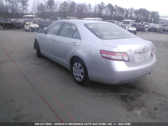 4T1BF3EK1AU018130 - 2010 TOYOTA CAMRY SE/LE/XLE ვერცხლისფერი ფოტო 3