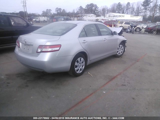 4T1BF3EK1AU018130 - 2010 TOYOTA CAMRY SE/LE/XLE ვერცხლისფერი ფოტო 4