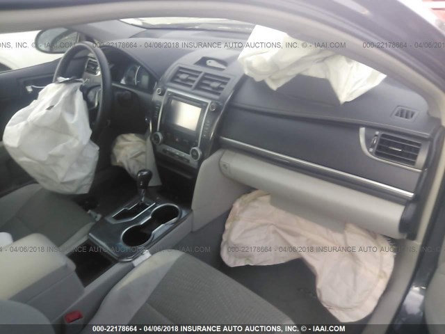4T1BD1FK4DU064709 - 2013 TOYOTA CAMRY HYBRID/LE/XLE 灰色 照片 5