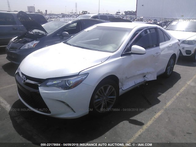 4T1BF1FK9HU382843 - 2017 TOYOTA CAMRY LE/XLE/SE/XSE WHITE photo 2