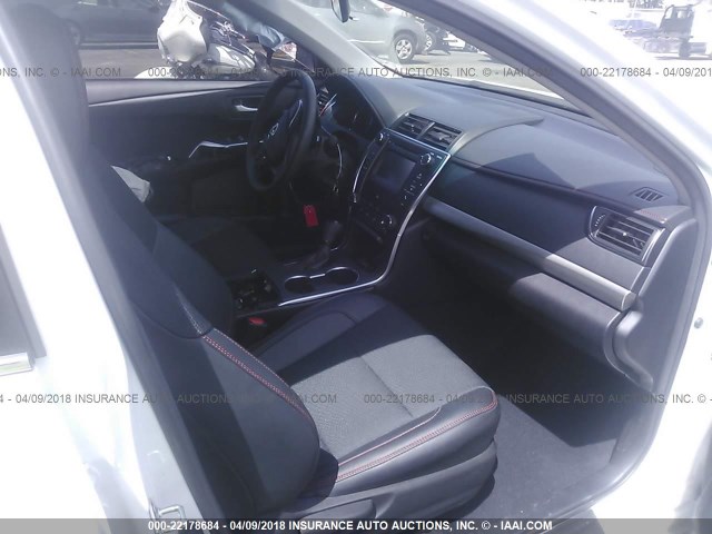4T1BF1FK9HU382843 - 2017 TOYOTA CAMRY LE/XLE/SE/XSE WHITE photo 5