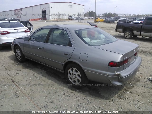 JT2BF28K6X0148178 - 1999 TOYOTA CAMRY LE/XLE Silber Foto 3